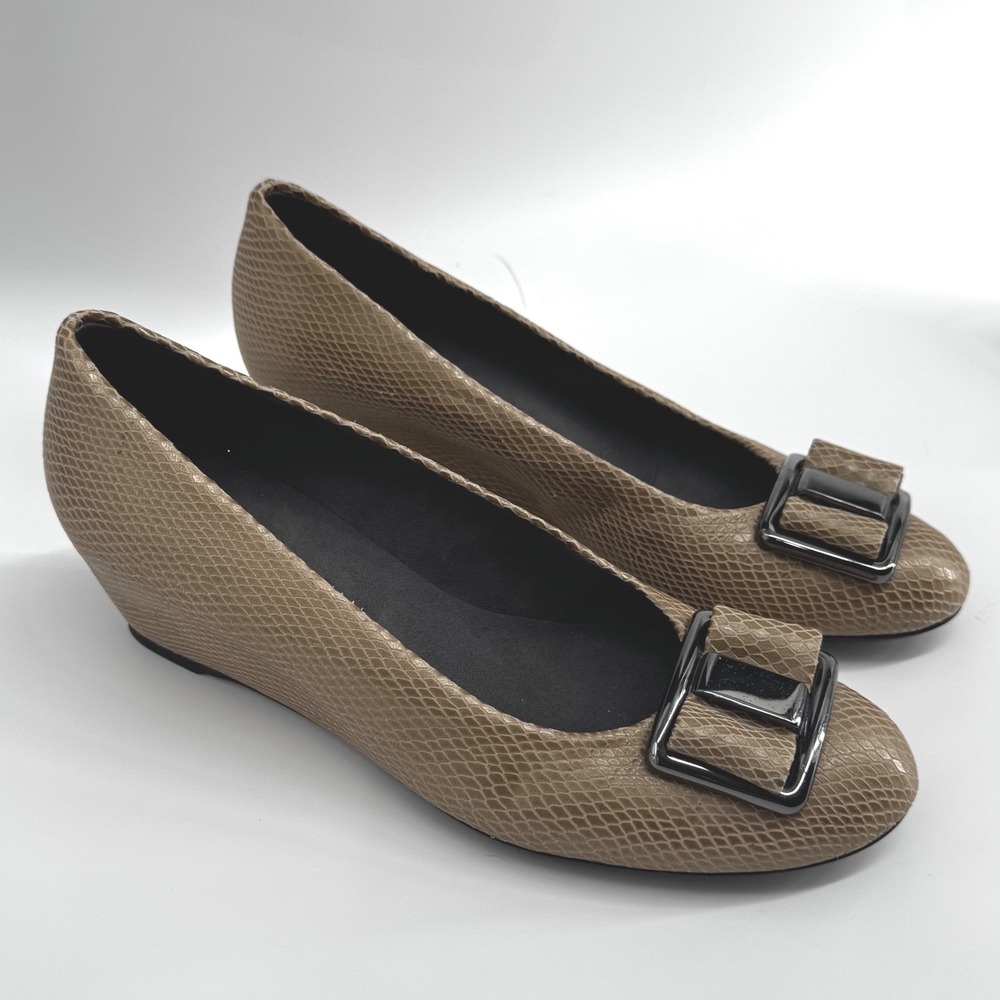 Stuart Weitzman Tan Snakeskin Embossed Buckle Wedge Pumps TW39859 8.5M Leather
